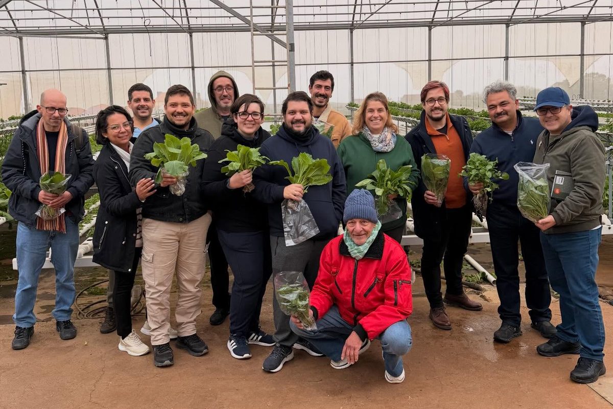 Grupo de formandos do workshop de janeiro com plantas colhidas numa estufa hidrop&oacute;nica